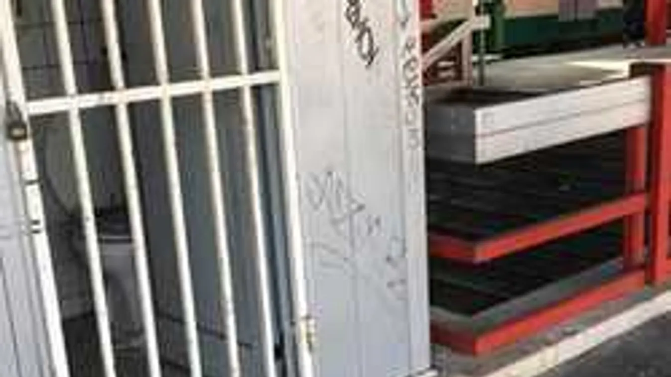 Ez az undorító látvány fogad a békásmegyeri HÉV megállóban ( fotó )