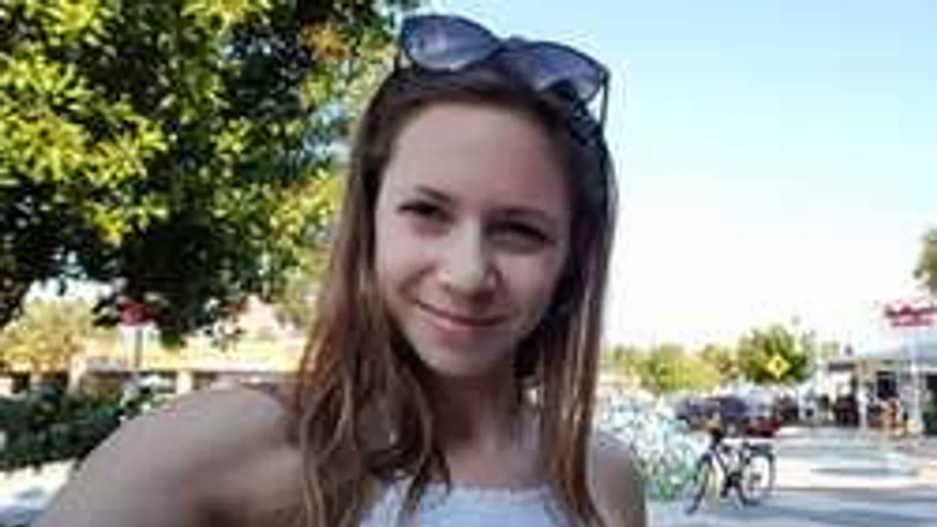 Hoppá, nem a barátját ölelgette Kapás Bogi!