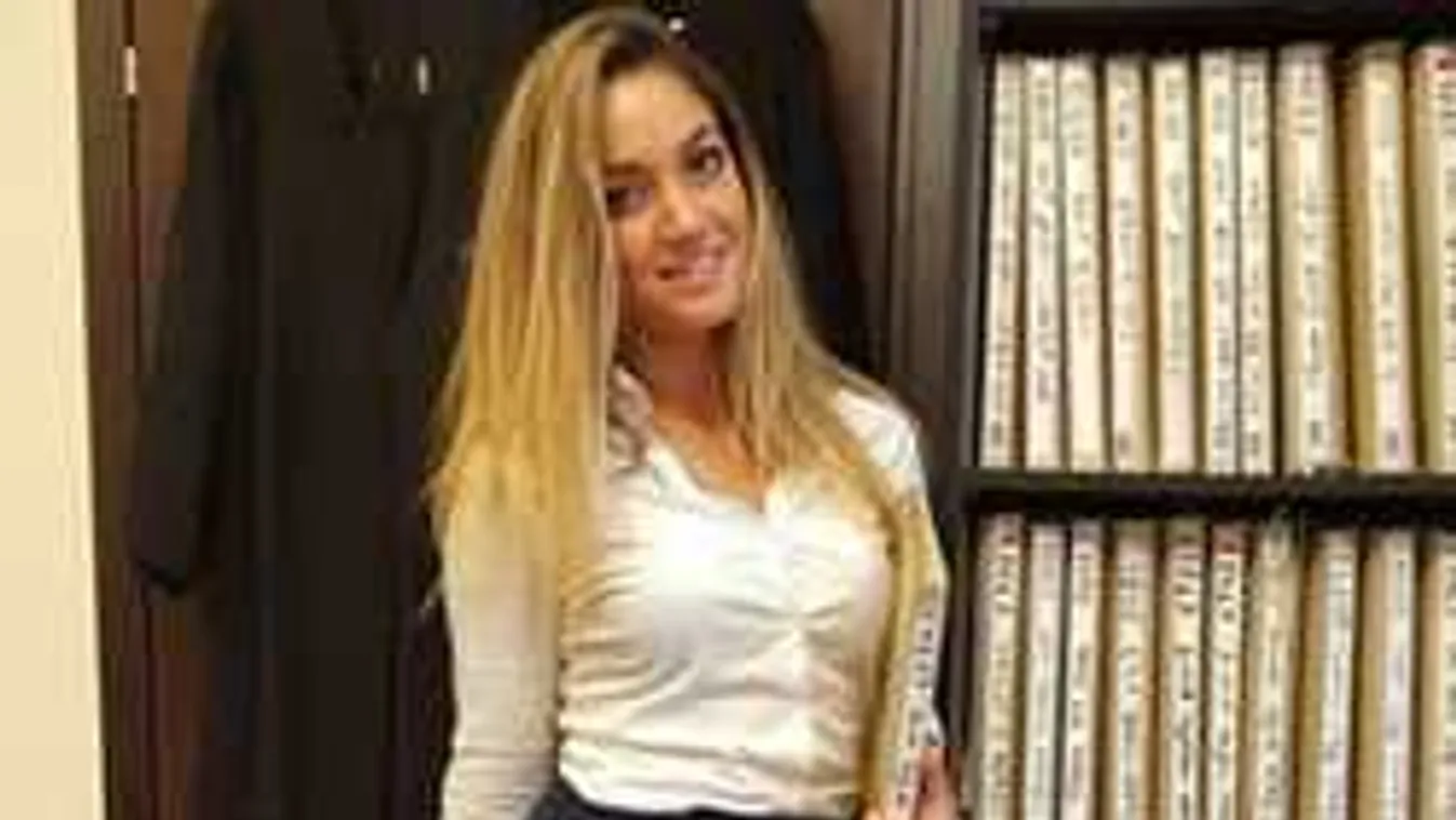 Ez a szexi ügyvédnő taszítja le dr. Zimány Lindát a trónról