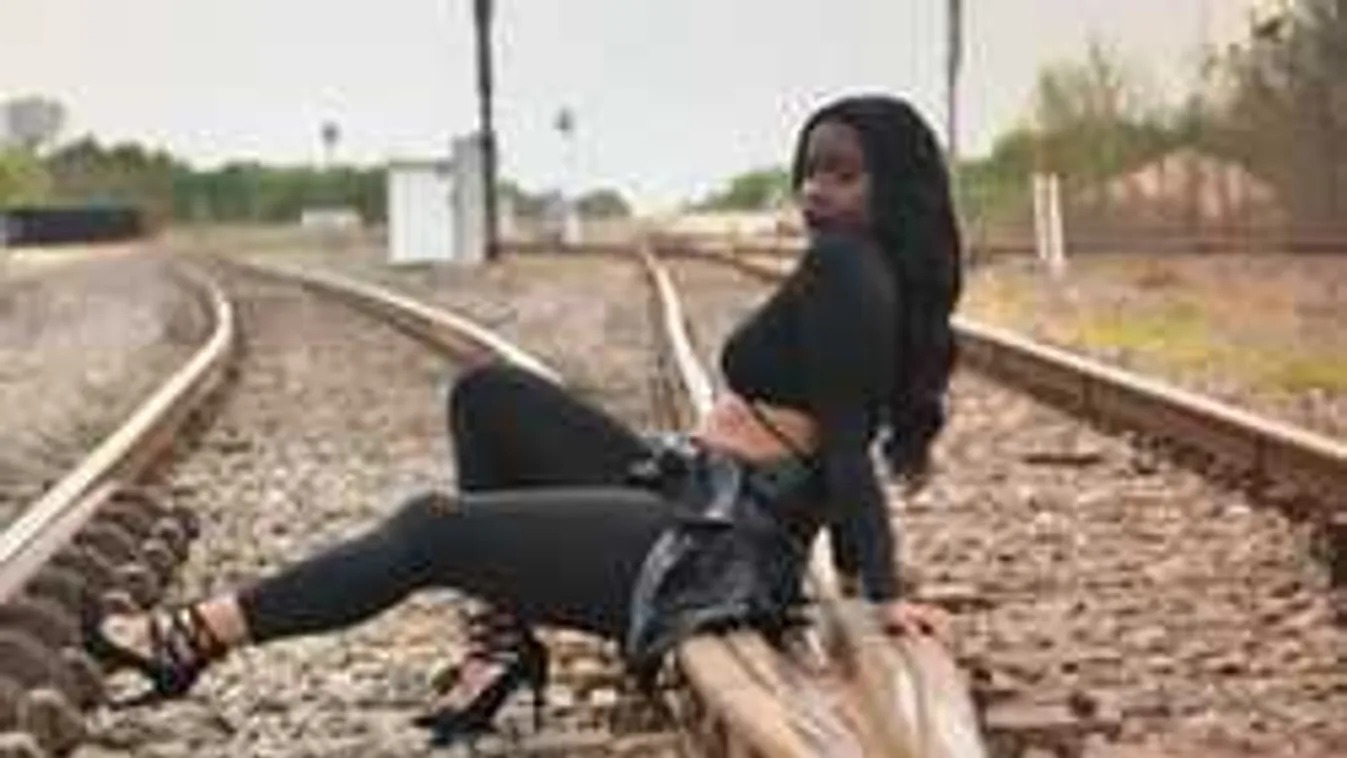 Terhes modellt gázolt el a vonat - Fotó