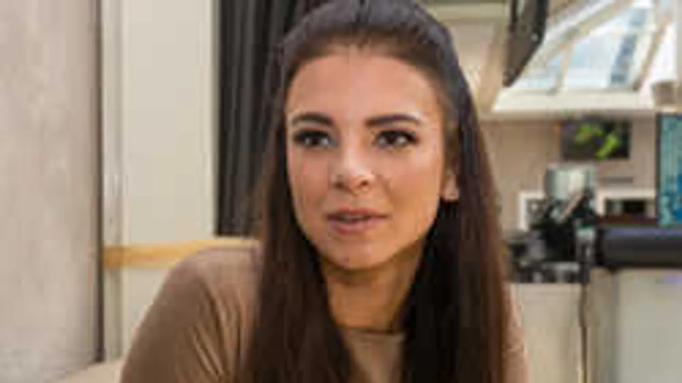 Sarka Kata mellé állt Hajdú Péter édesanyja