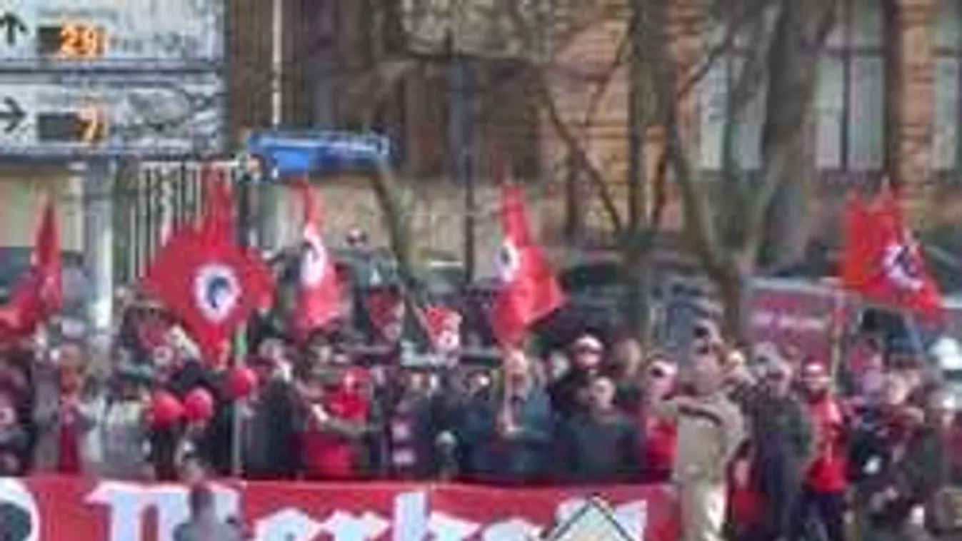 Heil Merkel! Így köszöntötték a kancellárt Halléban