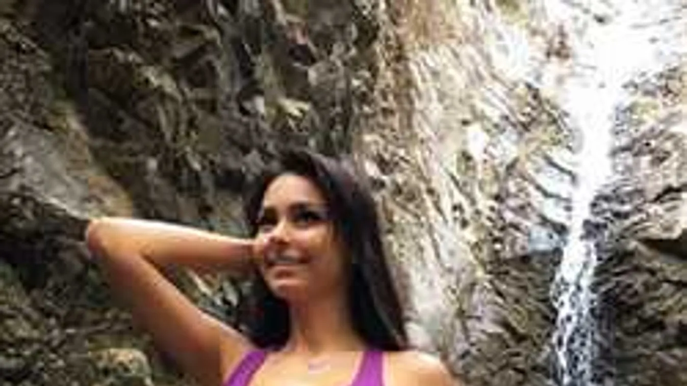 Az ágyban húzza le a bugyiját a kacér modell