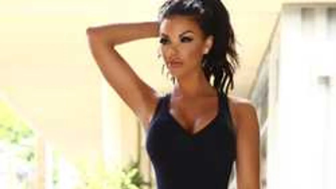 Szégyentelenül terpeszt a nagy mellű, pucérkodó bombázó