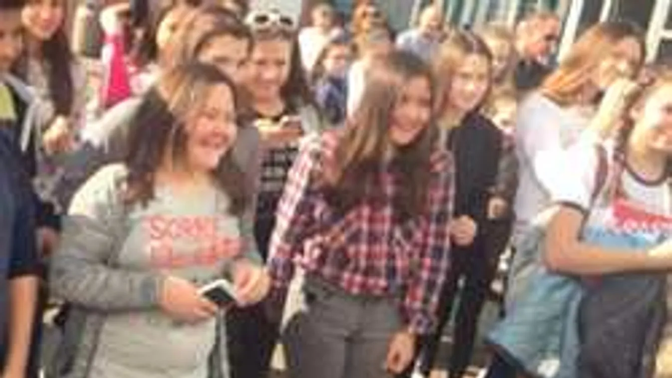 Sikítozó tinilányok szállták meg a West Endet