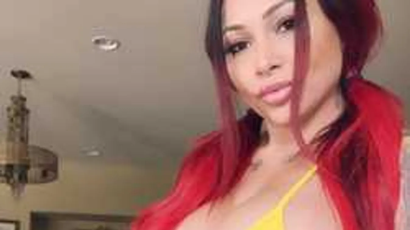 Ruha nélkül terpeszt a brutális mellű, piros hajú színésznő - Fotók