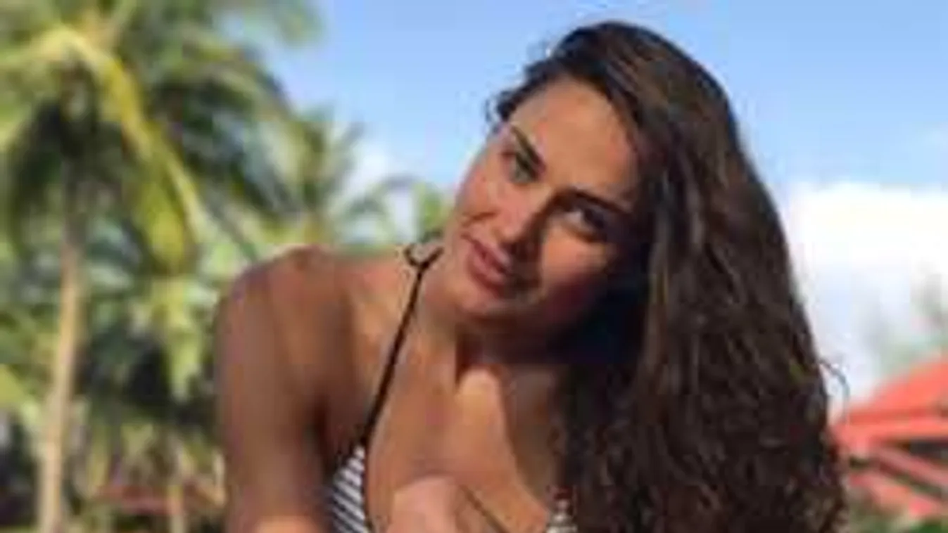 Jakabos Zsú fürdőruha nélkül is pazarul fest a medence szélén