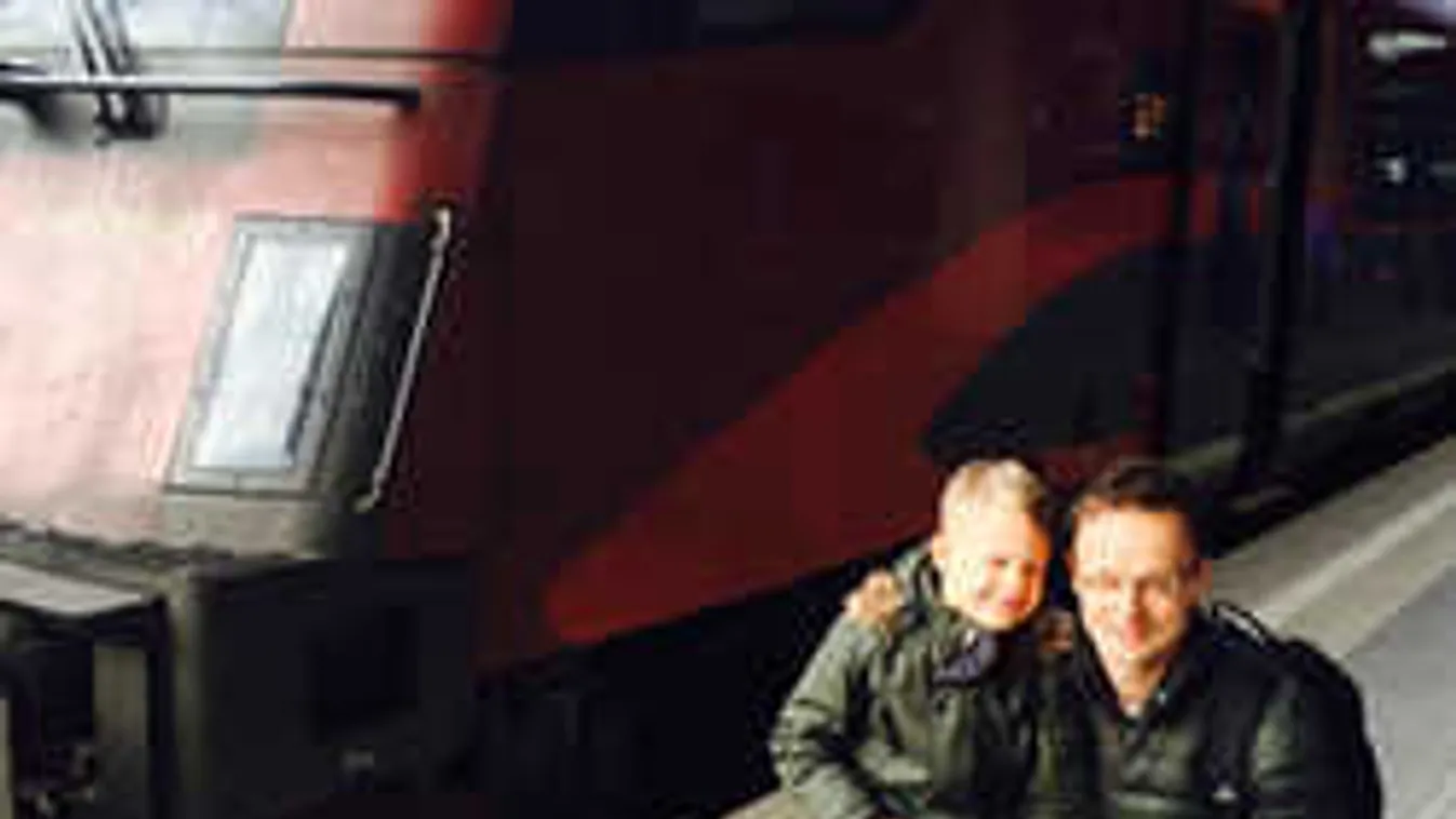 Vonaton látták Szijjártót egy kisfiú társaságában