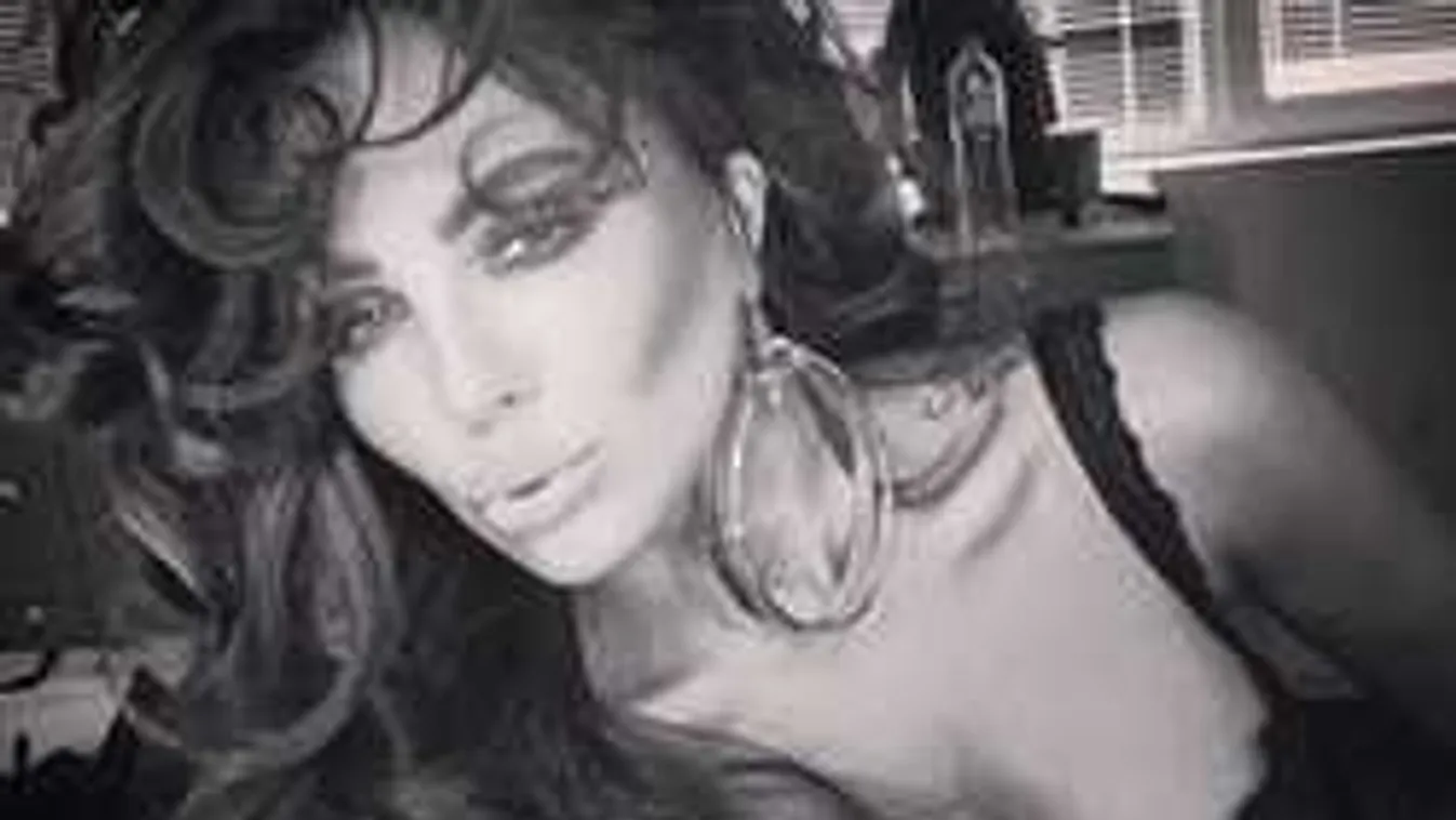 Nem takargatja óriási melleit a bűbájos modell