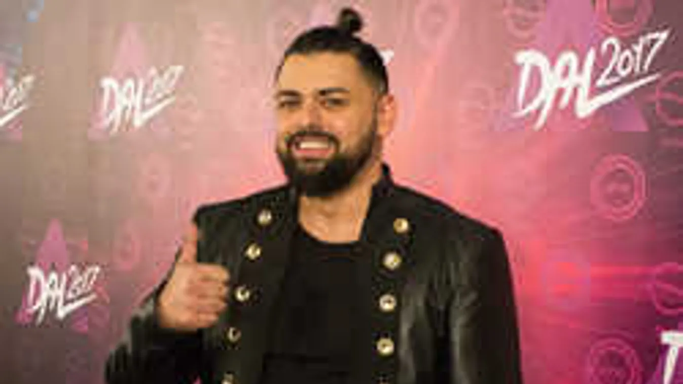 Egy londoni utcazenész népszerűsíti Pápai Joci dalát