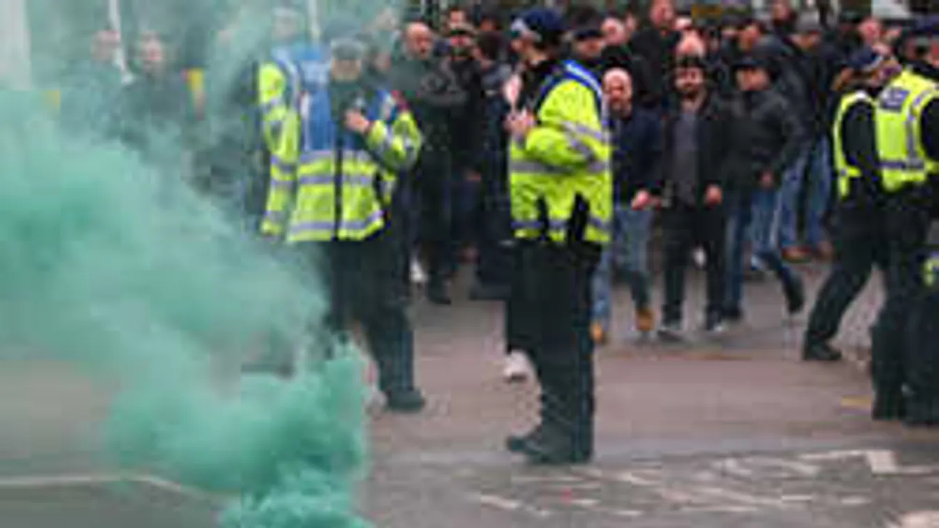 Tömegverekedés az utcán, a rendőrök tettek rendet