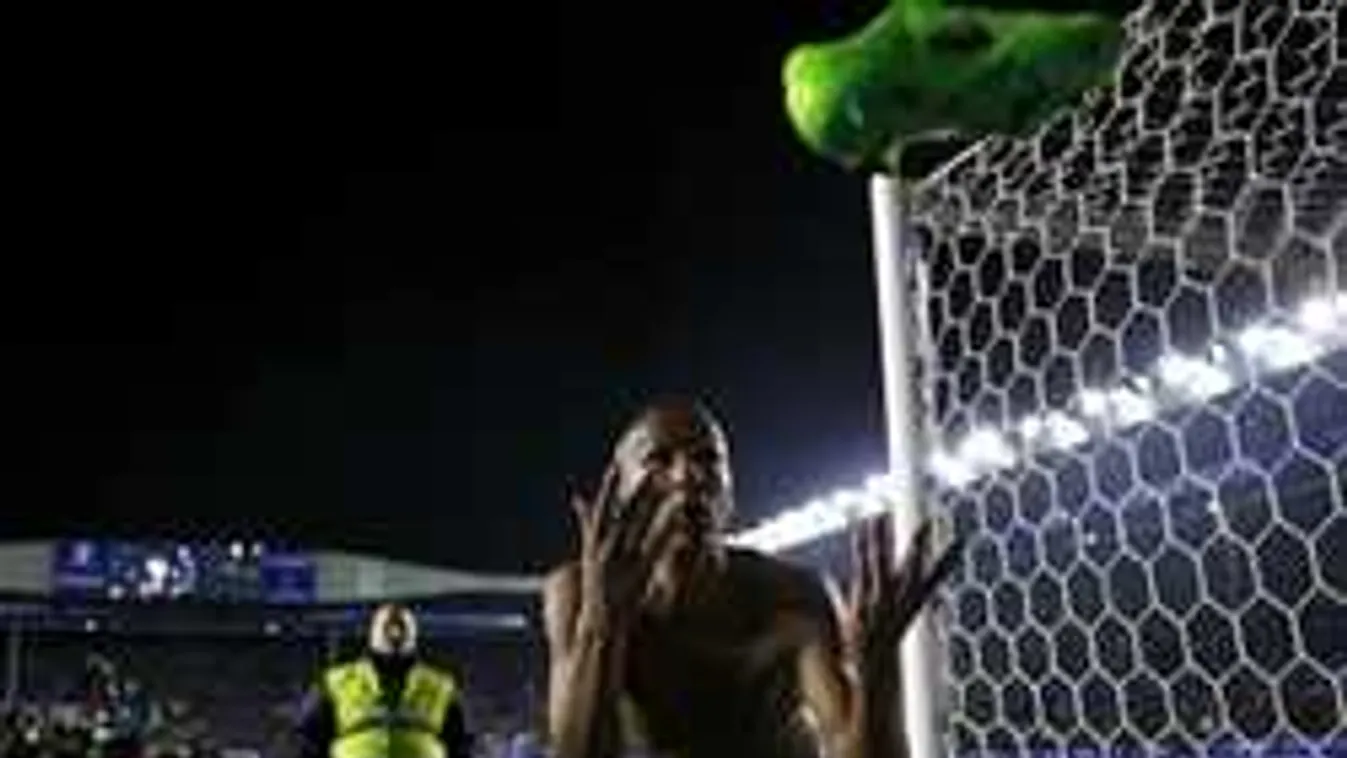 Sztriptíz a pályán, lehúzta a nadrágját a sztárfocista