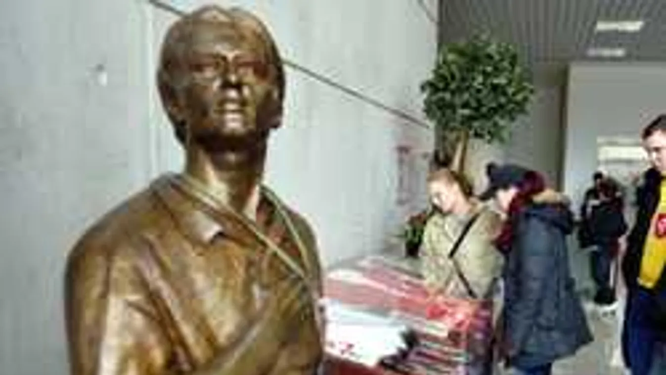 Dzsudzsákék megkoszorúzzák Fehér Miklós szobrát