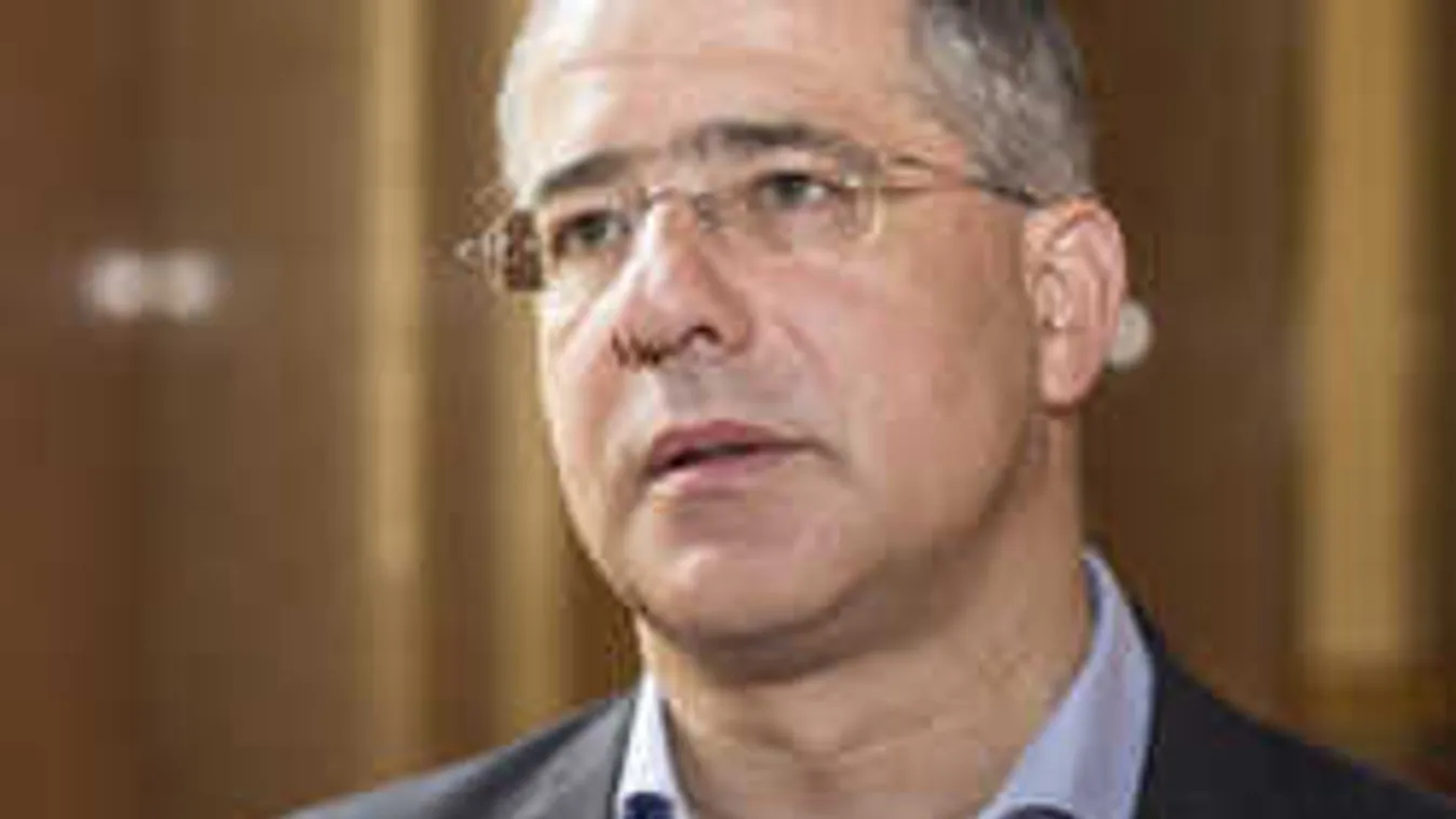 Tízezren várják Szerbiában, hogy átszakíthassák a kerítést...