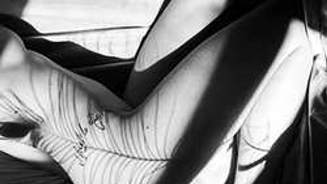 Így vetül az árnyék a meztelen női test hajlatain