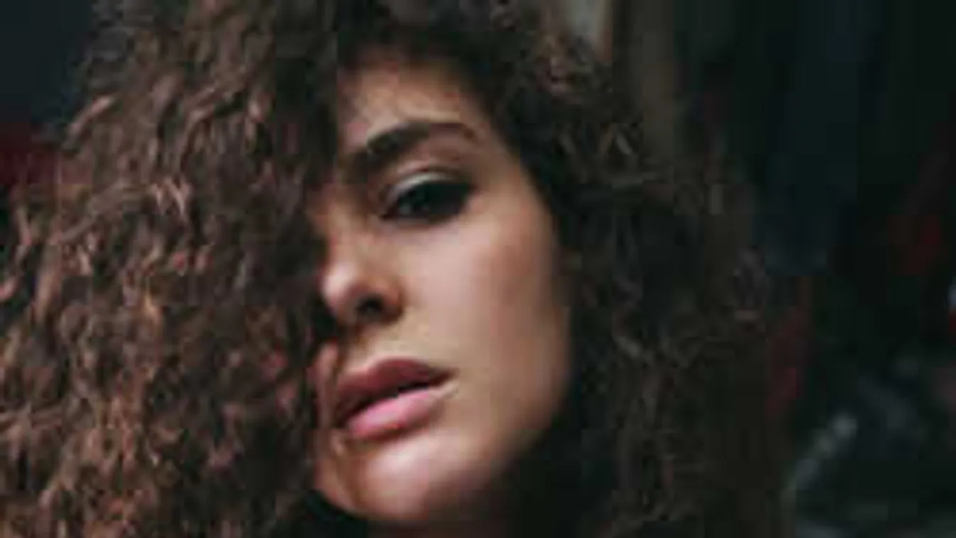 Mindent látni enged, falatnyi bugyiban bújt ágyba az érzéki modell