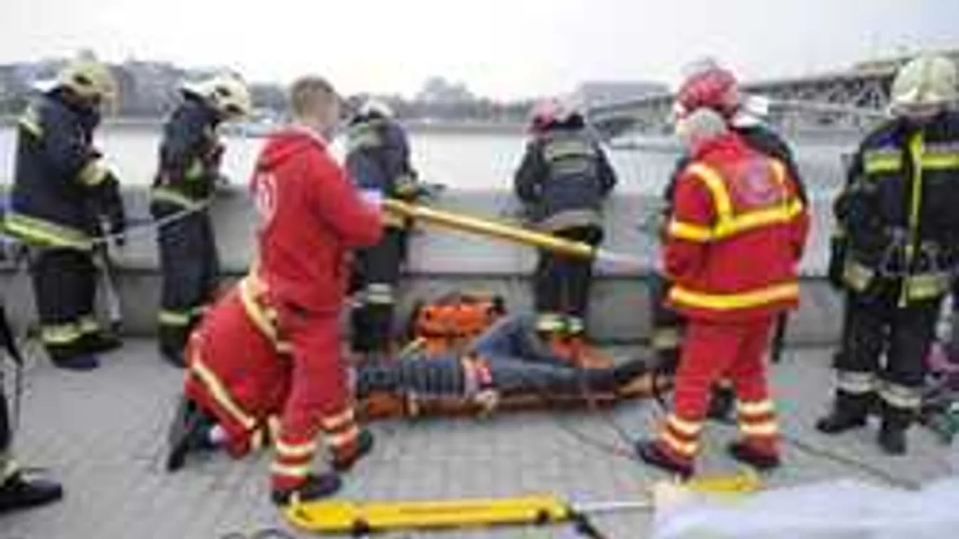 Ez a férfi zuhant le a Petőfi hídról, így mentették - fotók