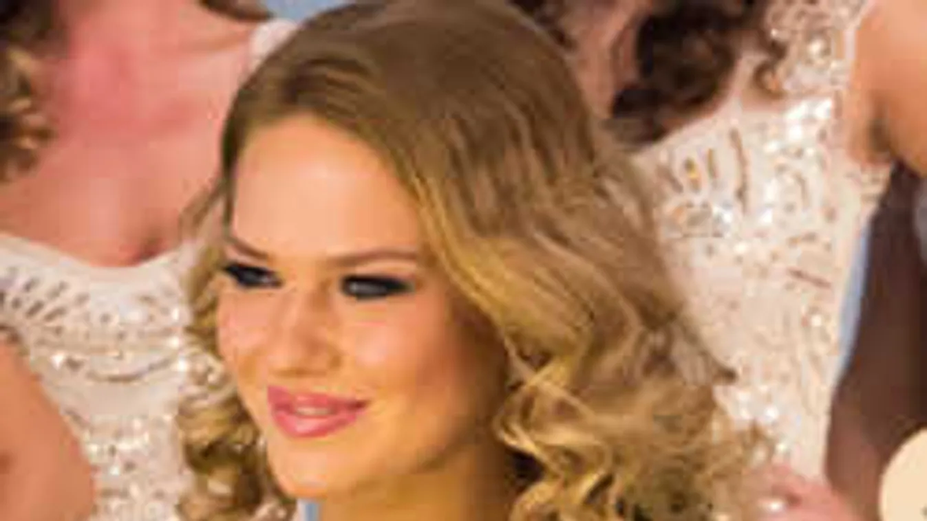 Csupasz fenékkel kéjeleg az erkélyen dögös magyar modell