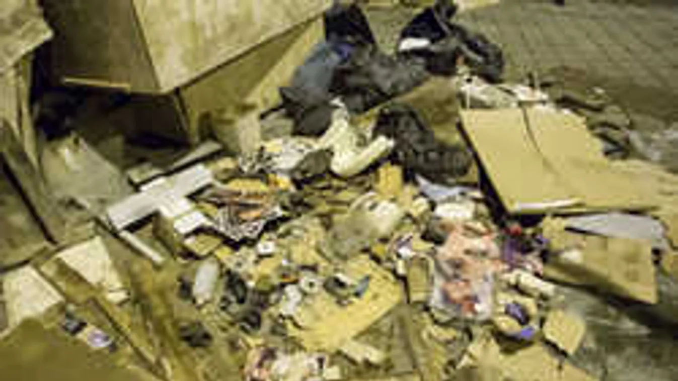 Tilos, mégis így árulják a lomisok a kitett holmit - Videó