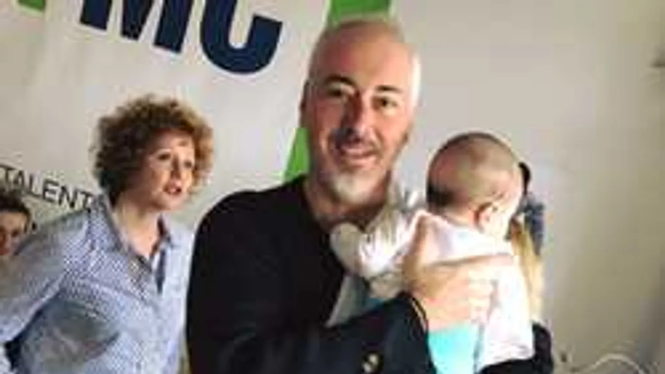 Anyahajón pihenget Liptai Claudia kisfia