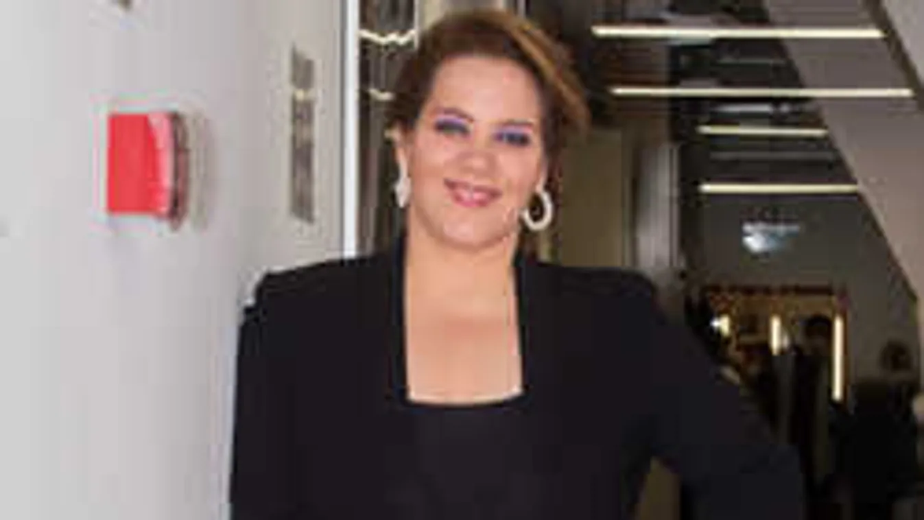 Gyerek utáni vágyát pótolja a sok kutyával a magyar énekesnő?