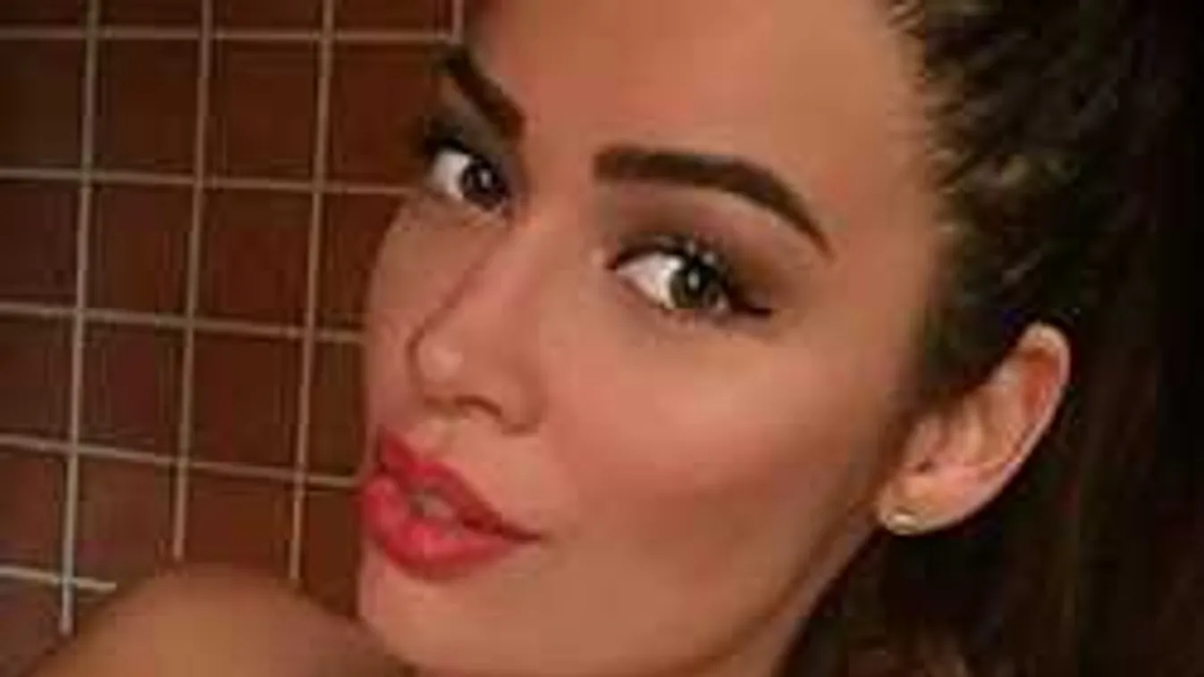 Duzzadt szeméremajkait mutogatja a gigamellű magyar modell