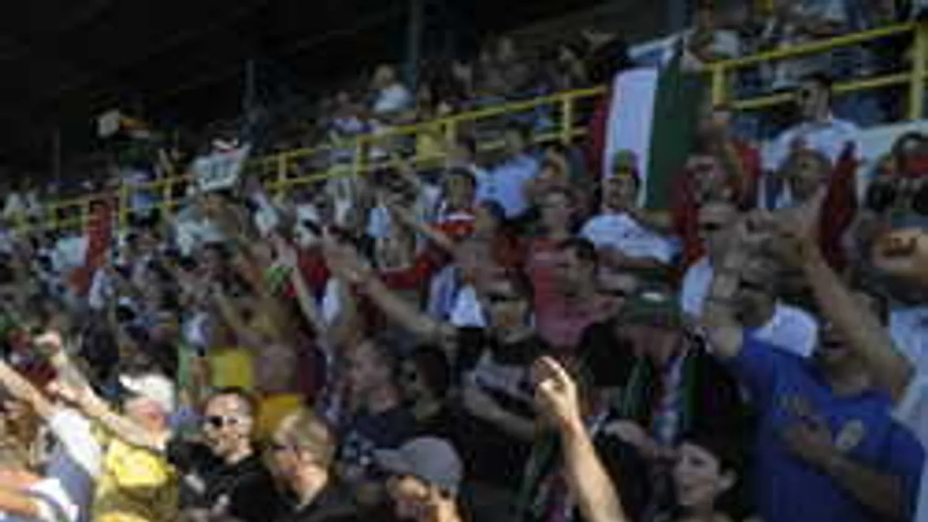 Székekkel dobálták a rendőröket, félbeszakadt a focimeccs