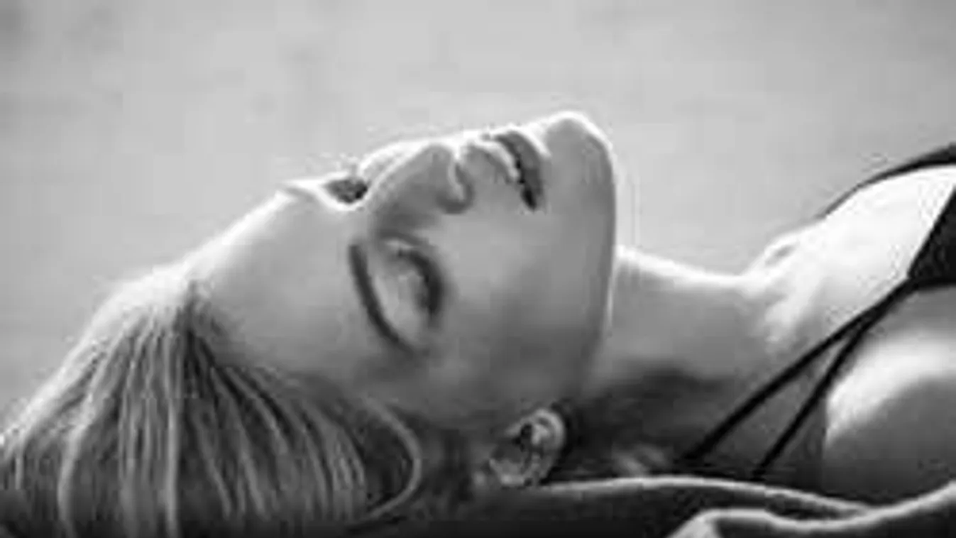 Történelem! Axente Vanessa ledobta a melltartót!