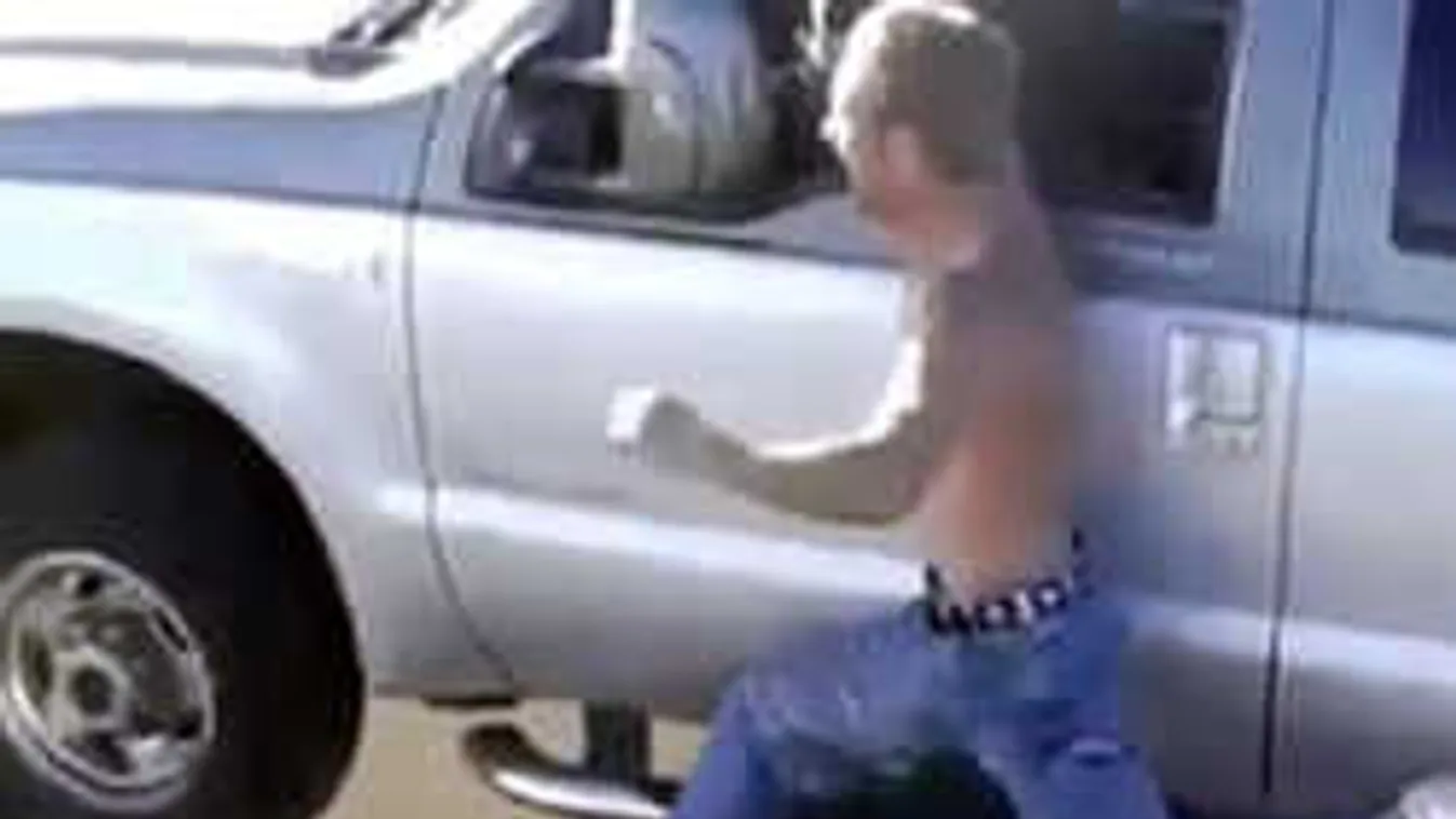 Itt a legújabb brutális kihívás, ennek a pasasnak elment az esze