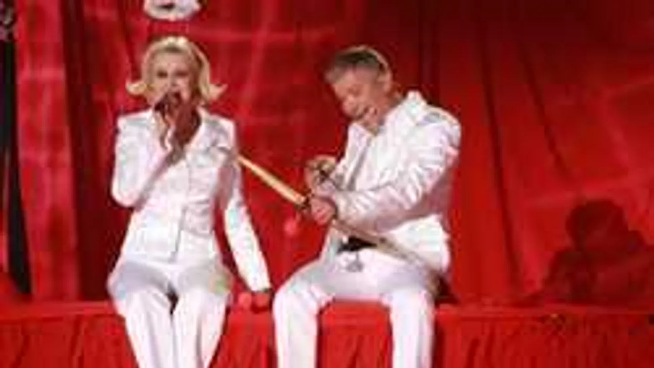 Ez aztán ciki: élő adásban felejtette el a szövegét a magyar sztár