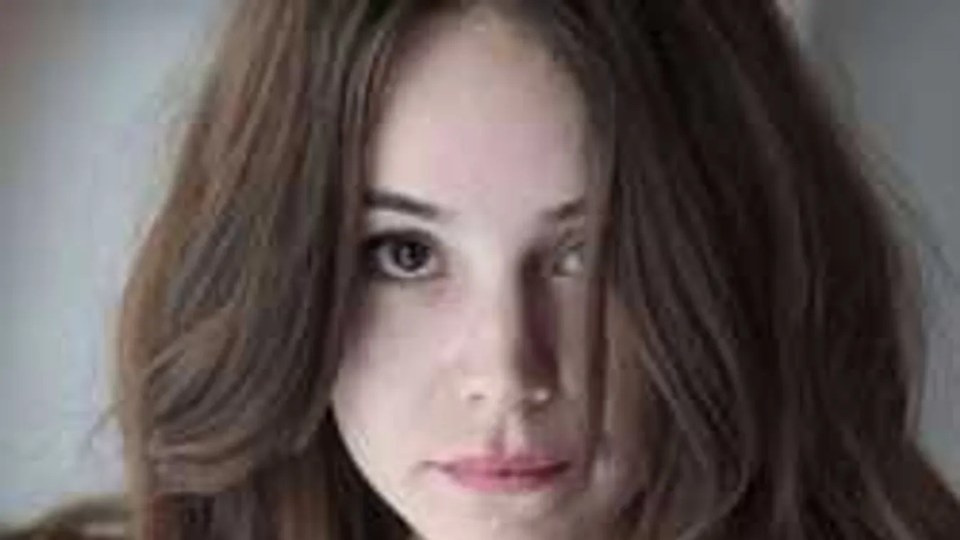 Kéjesen húzza le a bugyiját az ártatlan tekintetű modell