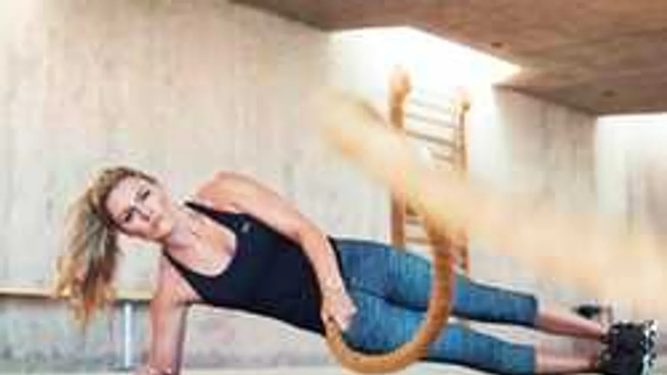 Falatnyi bikiniben villant bombapopsit a dögös testű síkirálynő