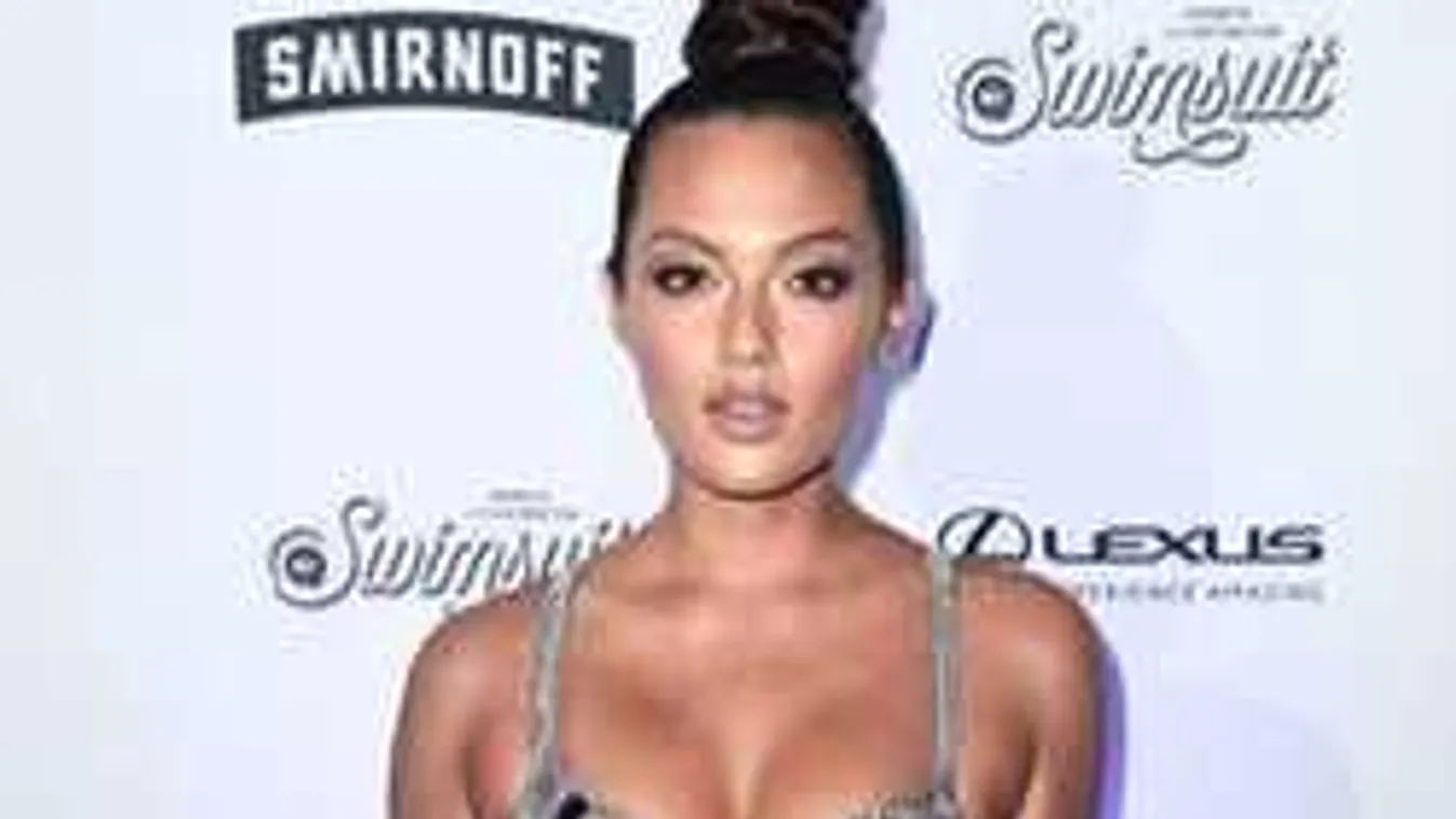 Bugyi nélkül fetreng a kerek mellű harcos lány