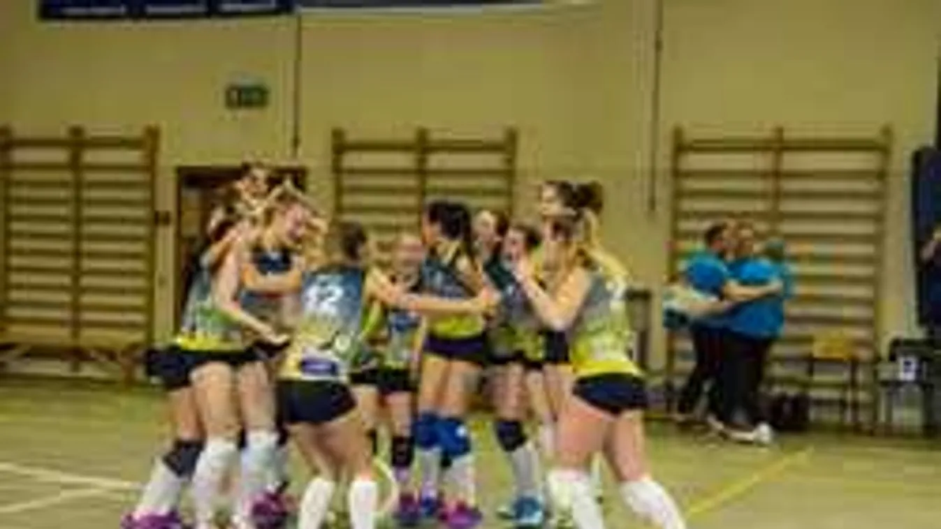 Bugyi nélkül pózoltak a bajnok röpis lányok