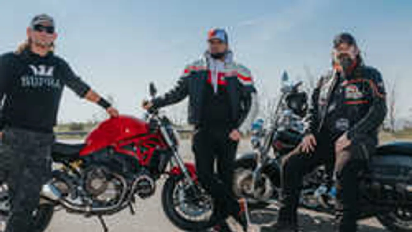 Elképesztő, benzinkúton vetkőztek meztelenre a Tankcsapda tagjai