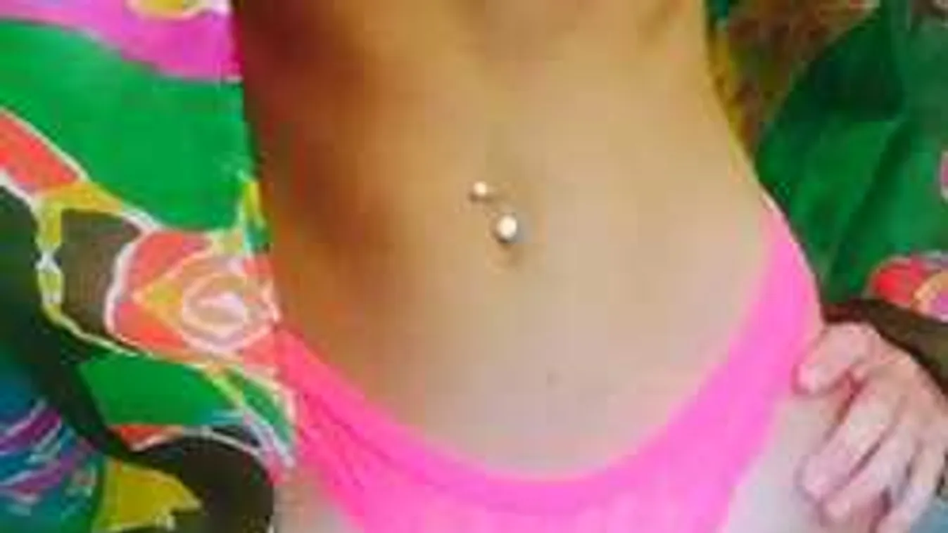 Feltörték a mobilját! Interneten az énekesnő szexképei!