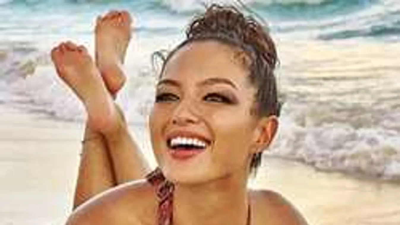 Csak egy apróság takarja a harcoslány mellbimbóit