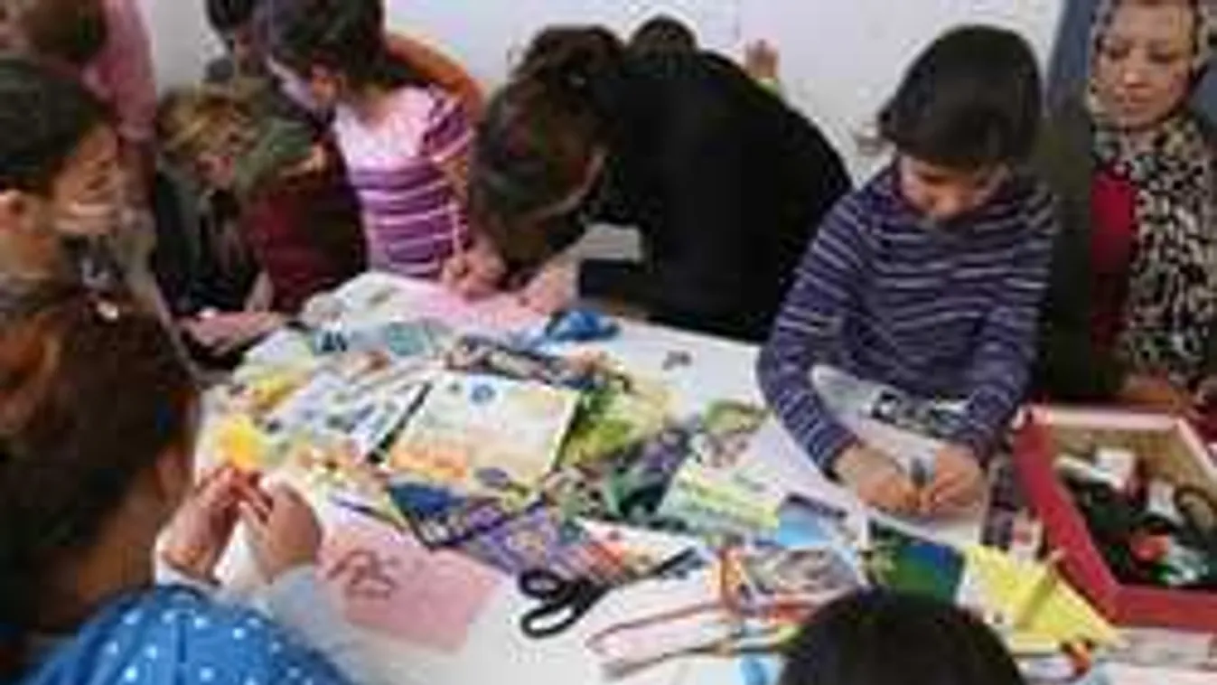 Ki akarják rúgatni a meleg óvóbácsit a muszlim szülők