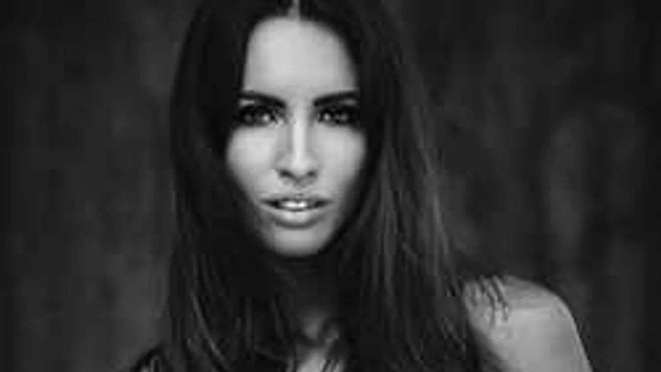 Bugyi nélkül terpeszt a gigamellű bringás