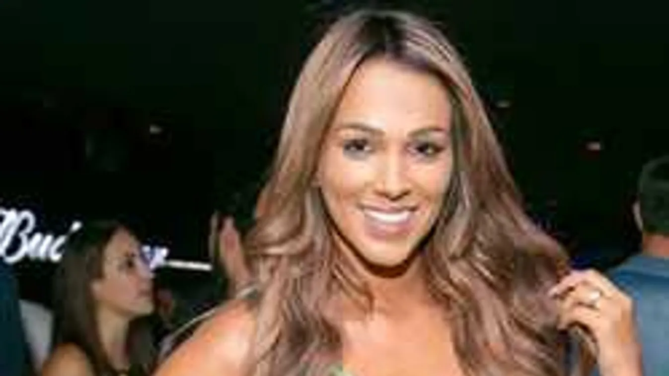 Nagy mellű partjelzőnő sokkolta a focistákat