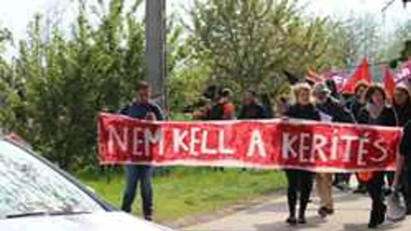 Juhász Péter és Gulyás Márton Röszkénél szétbontják a kerítést