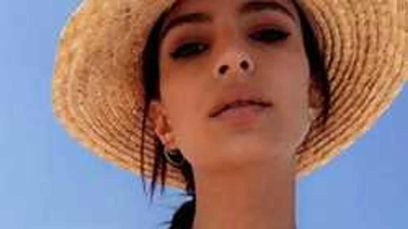 Csipkebugyiban mutatta meg testét a világ legszexibb modellje