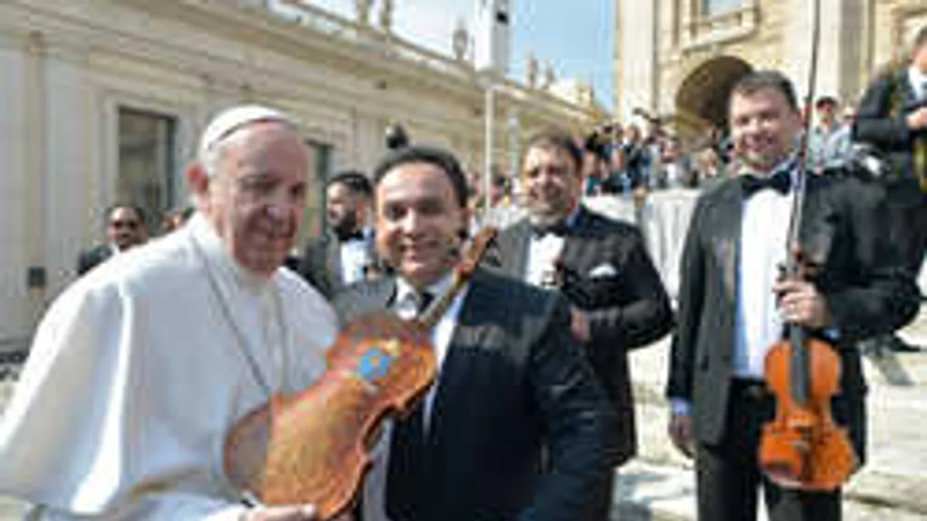 Hoppá, megáldotta a Pápa Mága Zoltánt