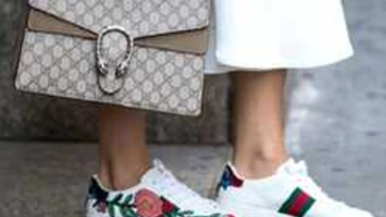 Kényelmes és látványos: Pokoli dögös lett a tavaszi cipődivat!