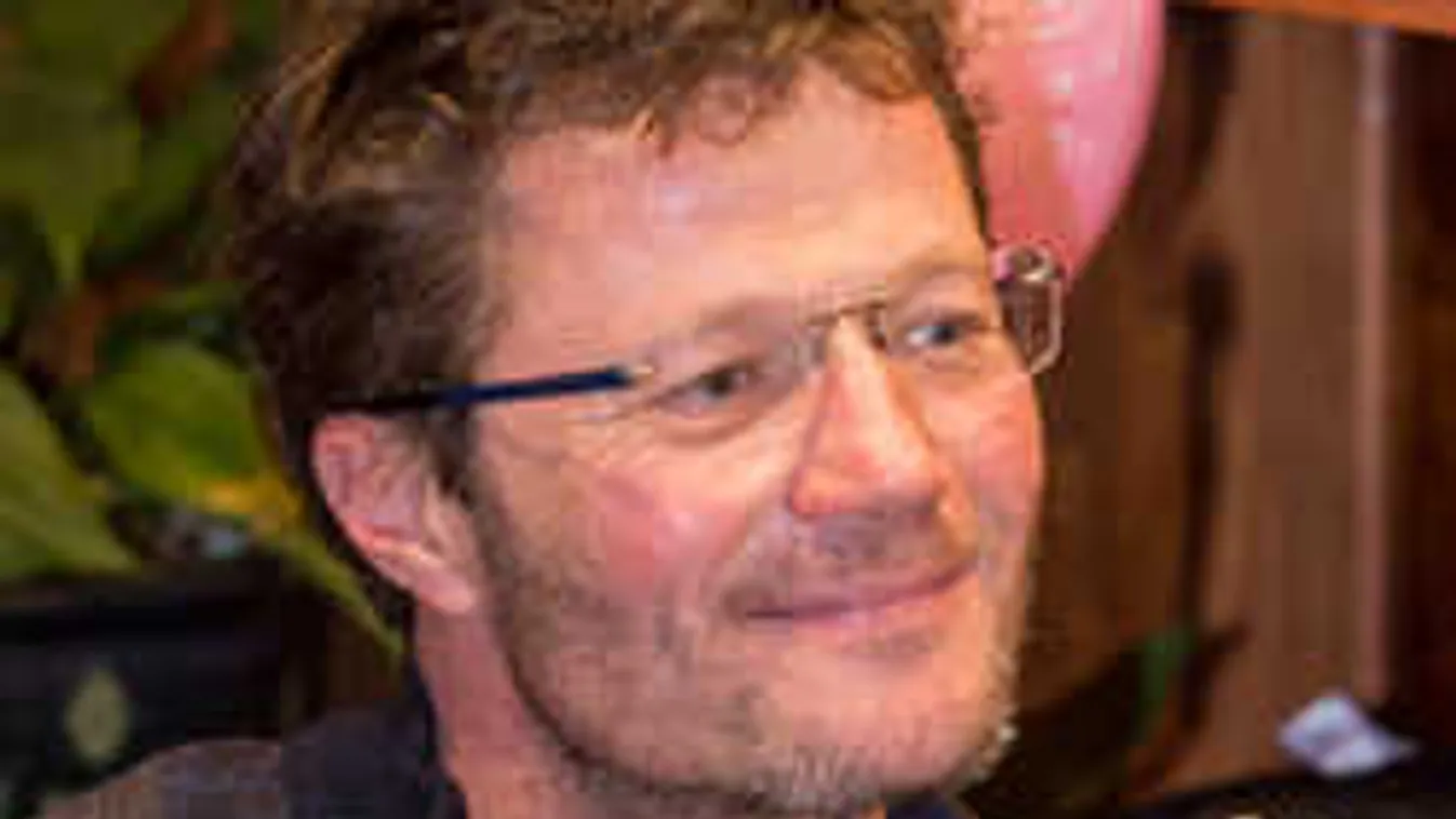 Döbbenet, férfival látták csókolózni Stohl Andrást