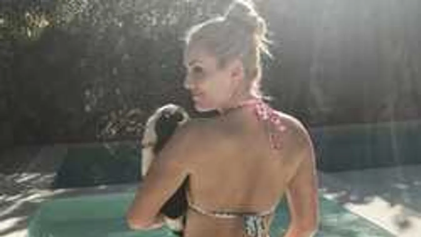 Végünk, egy szál tangában tornázik a legszexibb sportolónő