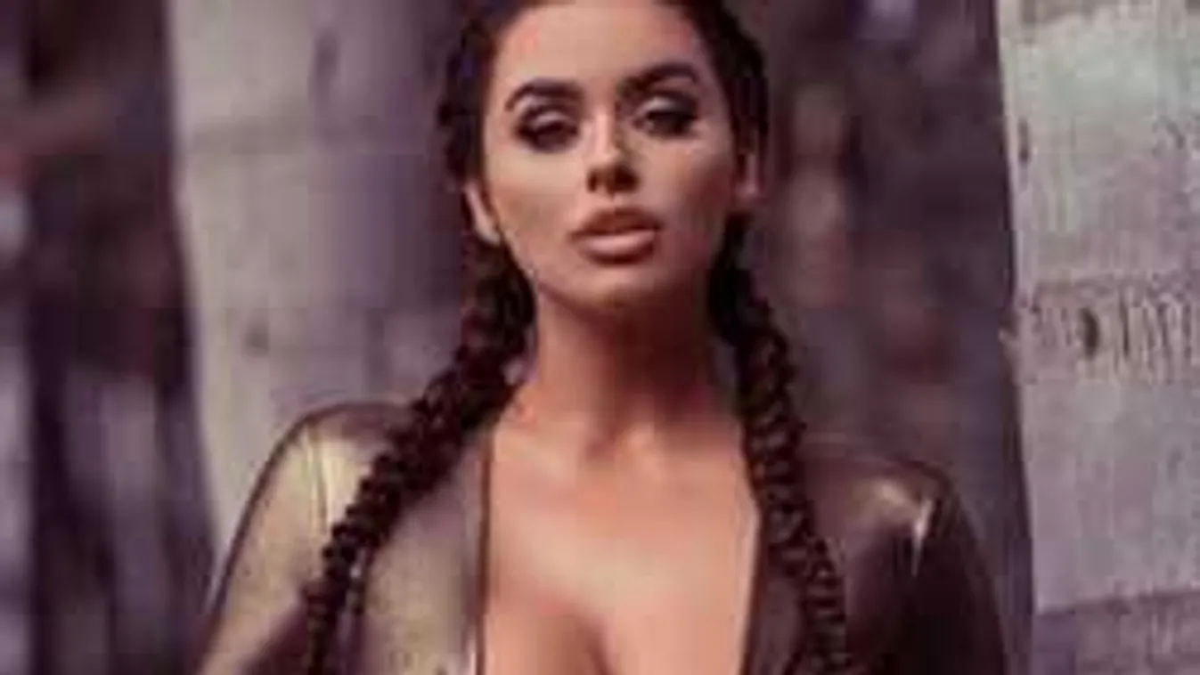 Vizes pólóban hintáztatja hatalmas melleit a szépséges modell - Fotó