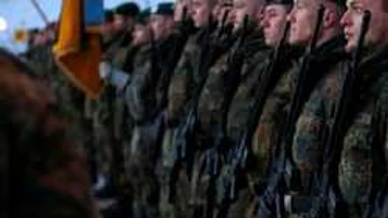 Heil Hitlerrel köszönti egymást egyre több német katona!