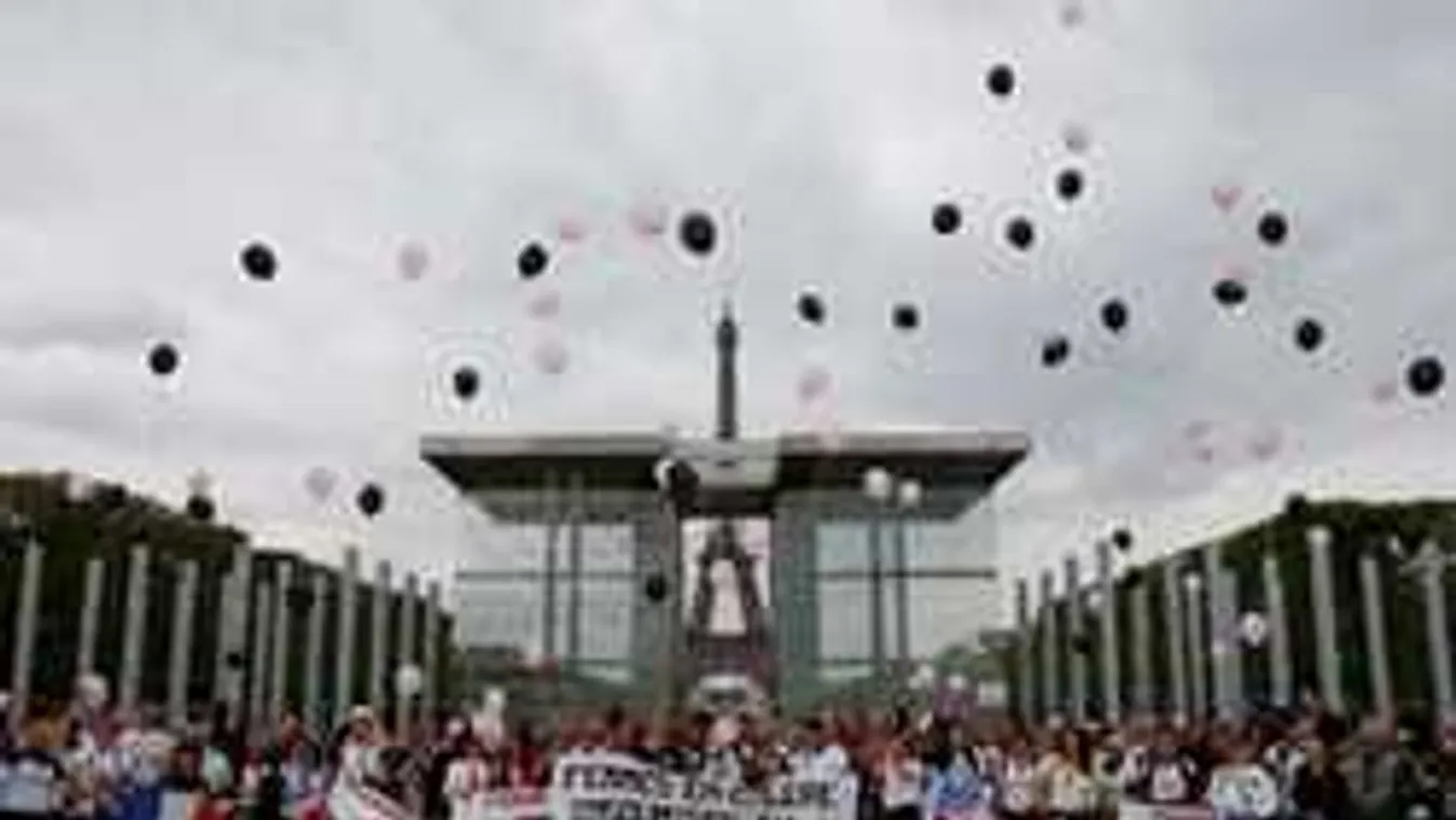 Kétségbeesett rendőrfeleségek tüntettek Párizsban