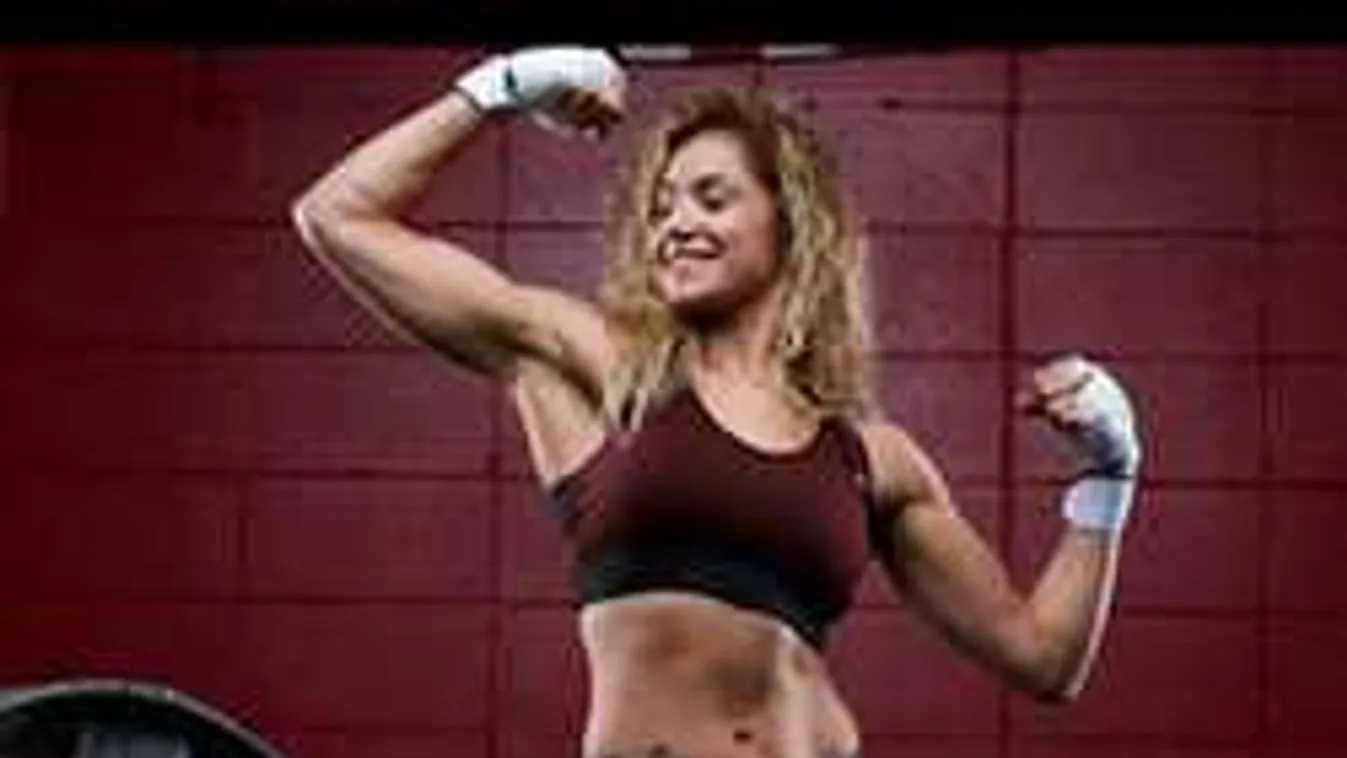 Hatalmas mellei okoztak gondot a bunyós szépségnek